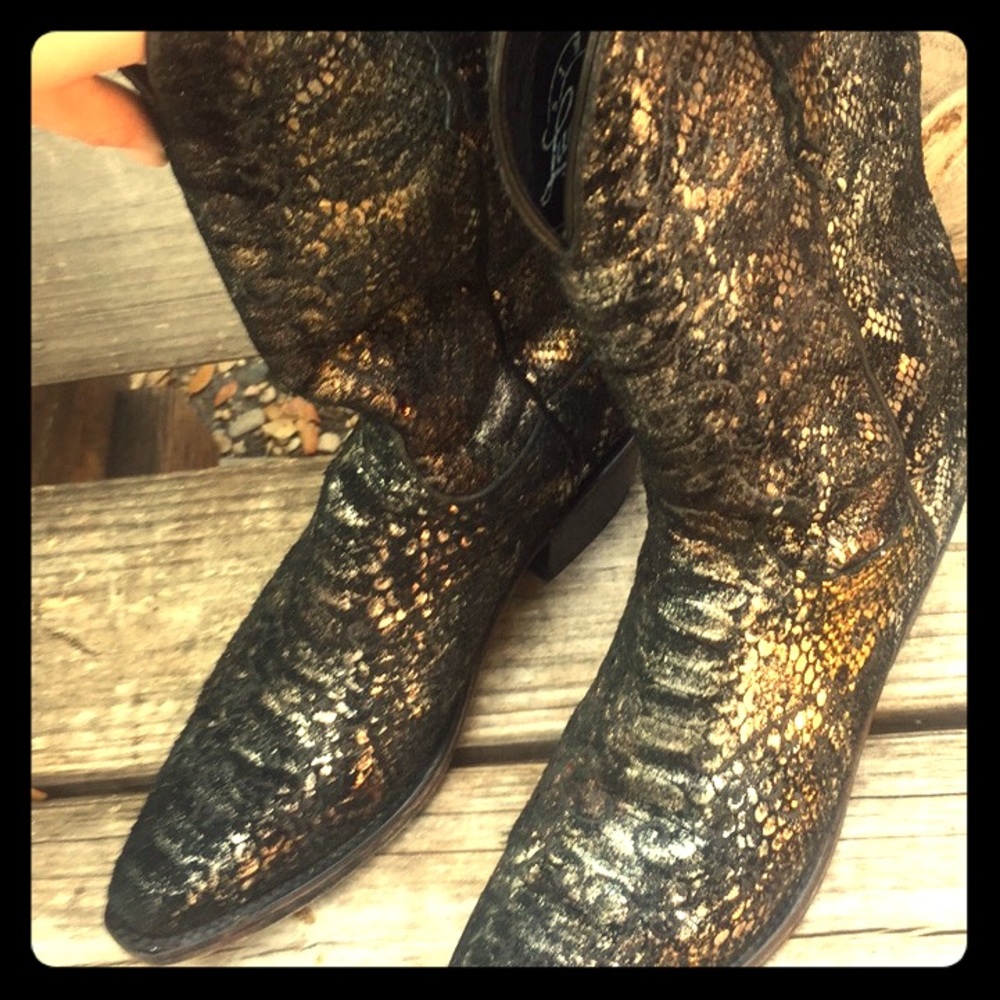 AVAILABLE - LUCCHESE Metallic Snakeskin Boots! 🐍